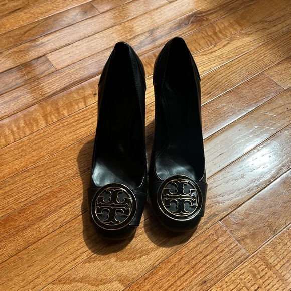 Tory Burch Black Pumps with Gold Logo high heel size 8 - Picture 10 of 10
